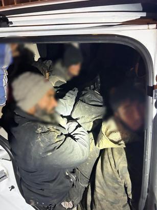 Durdurulan hafif ticari araçtan 12 kaçak göçmen çıktı