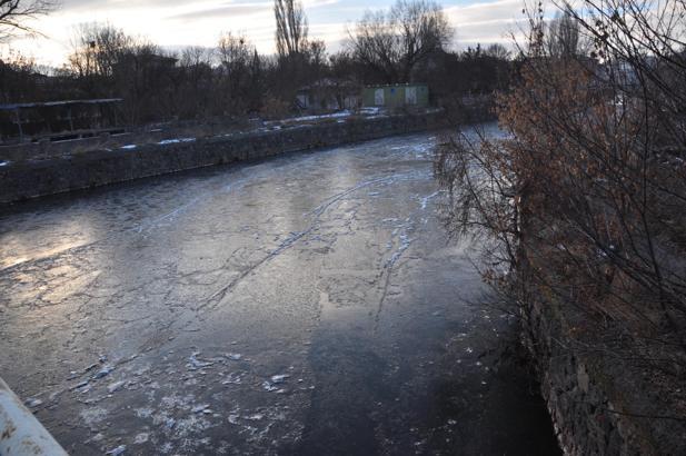 Sıcaklık eski 15'e düştü; Kars Çayı kısmen dondu