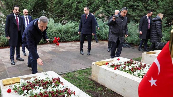 Bakan Fidan, Dışişleri Şehitliği'ni ziyaret etti