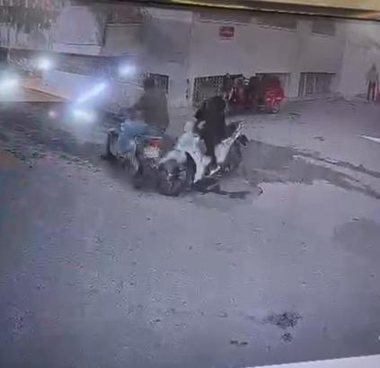 Hatay'da iki motosikletin çarpıştığı kaza kamerada