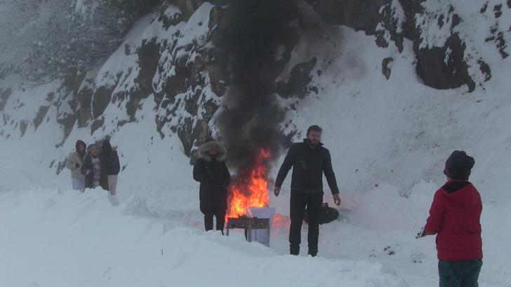 Artvin’de kar nedeniyle araçlar yolda kaldı, sürücüler ateş yakıp ısındı