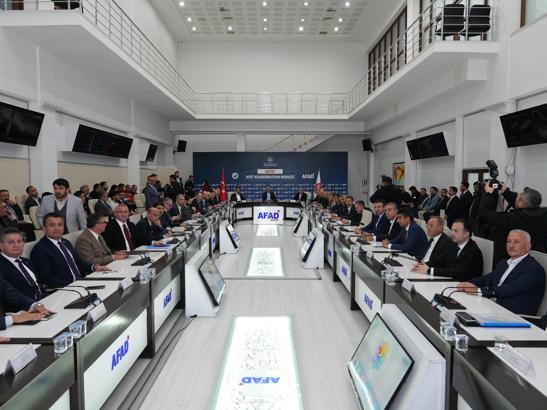 CHP'li Topal: 2 dakikada yok olan yüz yıllık kenti 2 yılda inşa etmek çok zordu, takdir ediyorum