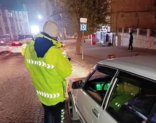 Tarihi caddede yüksek sesli müzikle çevreye rahatsızlık veren 69 sürücüye ceza