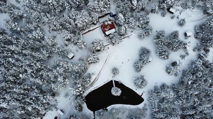 Gümüşhane'de Kent Ormanı, kar yağışıyla beyaza büründü