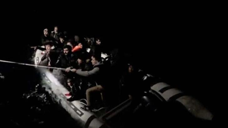 Arızalanan lastik bottaki 29 kaçak göçmen kurtarıldı, 2 organizatör gözaltına alındı