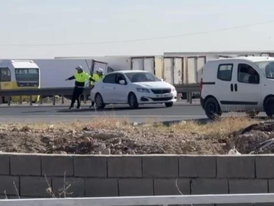 Mardin’de arızalanan otomobili polisler itti
