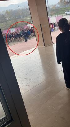 Okul müdürünün, öğrenciyi yakasından tutup yere savurduğu görüntülere inceleme