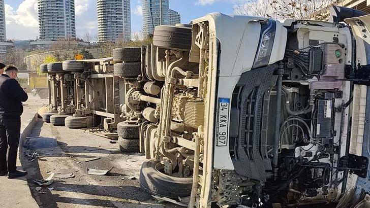 Başakşehir'de refüjü çarpan hafriyat kamyonu karşı şeride devrildi