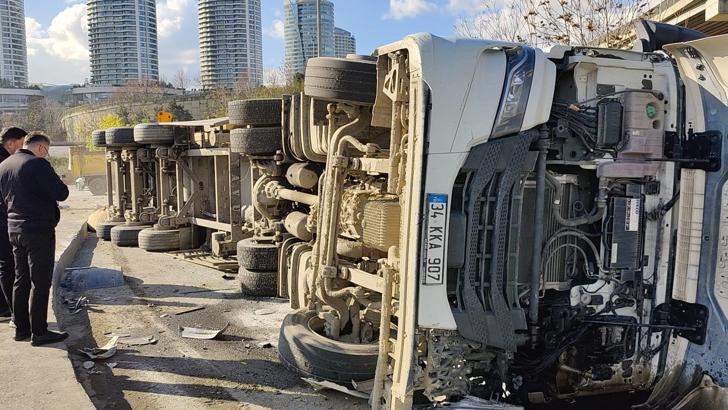 İstanbul- Başakşehir'de refüje çarpan hafriyat kamyonu karşı şeride devrildi