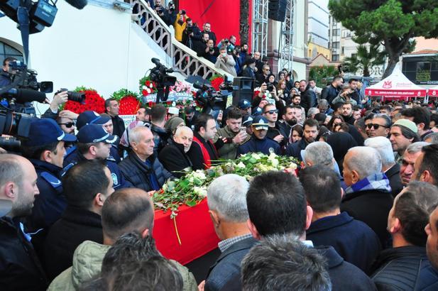 Şehzadeler Belediye Başkanı Gülşah Durbay için belediye önünde tören/Ek fotoğraflar