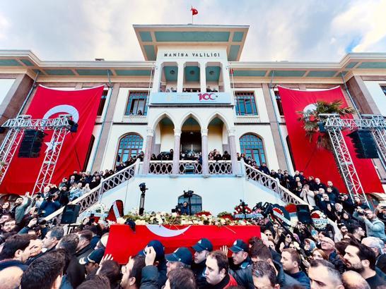 Şehzadeler Belediye Başkanı Gülşah Durbay için belediye önünde tören (2)