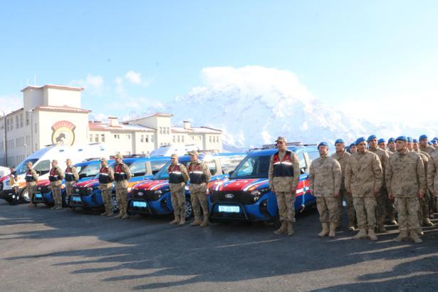 Hakkari'de Emniyet, Jandarma ve Sağlık ekiplerine 45 yeni araç teslim edildi