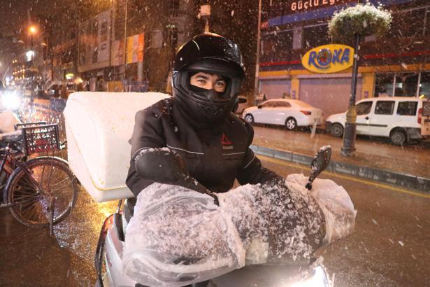 Van merkeze mevsimin ilk karı düştü