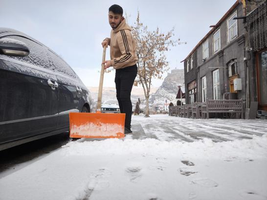 Kars, kar yağışıyla birlikte beyaza bürüdü