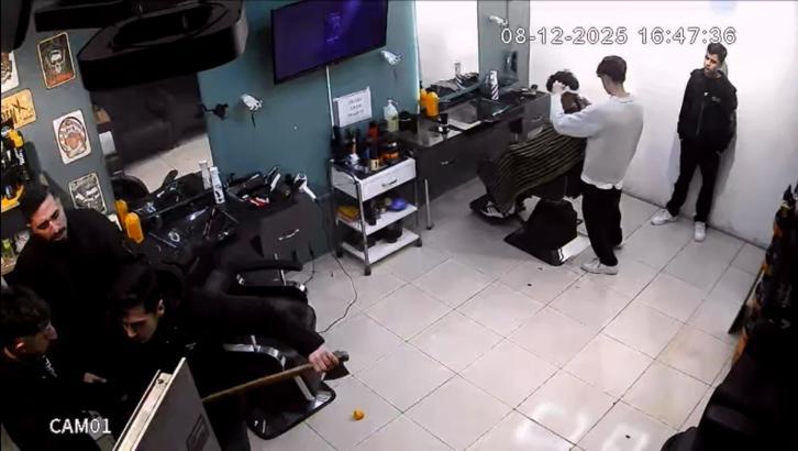 İstanbul - Kağıthane’de baltayla kuaförü basıp klimayı patlattı: Bizi kesmeye mi gelmiş bilmiyorum