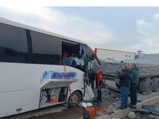 İşçi servisi, park halindeki TIR'a çarptı: 22 yaralı