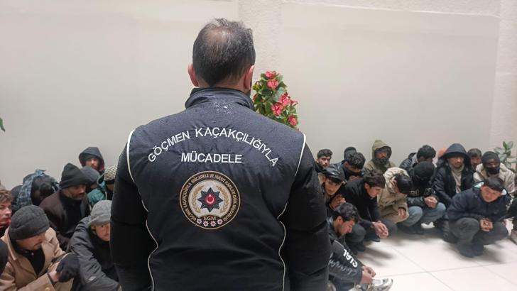 TIR’ın dorsesinden 42 kaçak göçmen çıktı; 2 gözaltı