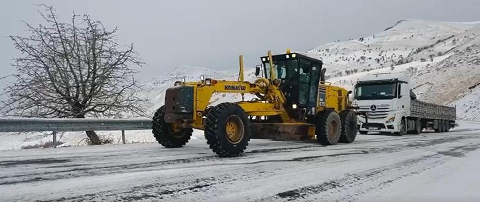 Muş'ta yolda kalan 20 araç kurtarıldı