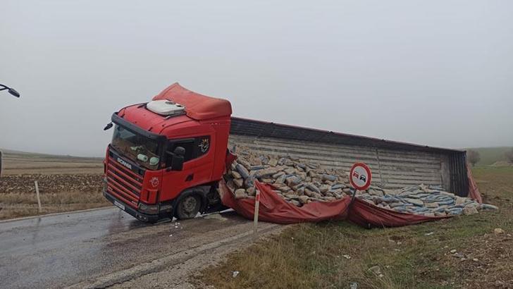 Dorsesi yan yatan TIR’a çarpan hafif ticari araçtaki çift yaralandı
