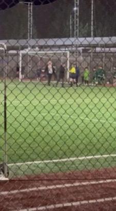 Antrenör, kadın hakeme saldırıp tokat attı