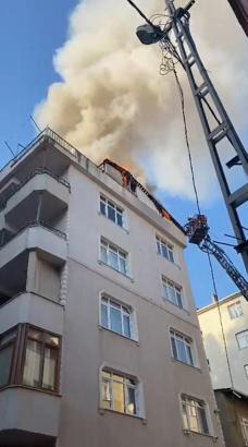İstanbul - Tuzla'da 6 katlı binanın çatısında çıkan yangın söndürüldü