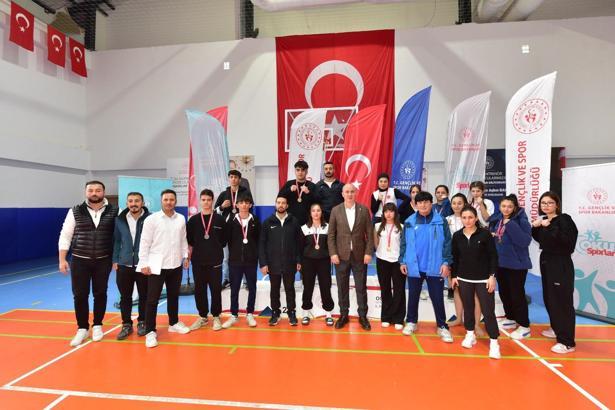 Okul sporları kick boks müsabakaları yoğun katılım