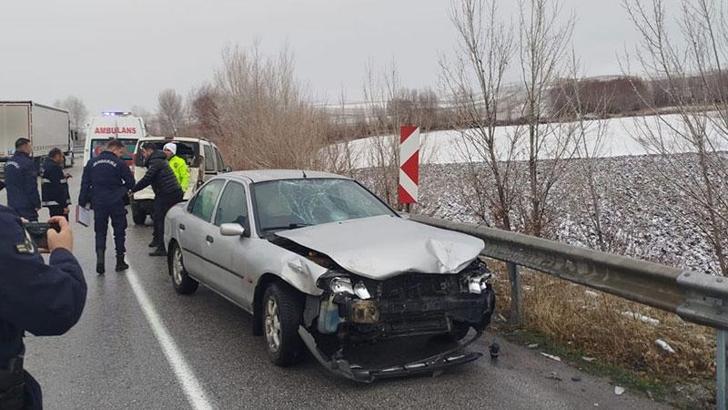 Bariyerlere çarpan araçtan inen kazazedelere otomobil çarptı: 5 yaralı