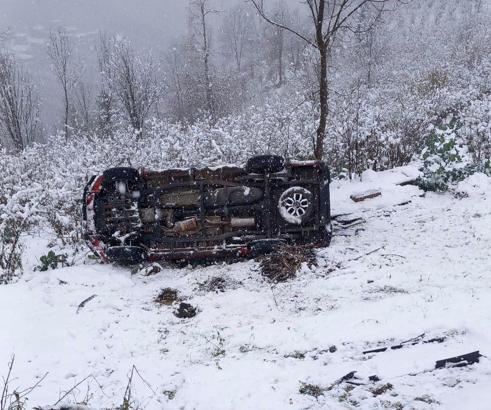 Ordu'da kamyonet karla kaplı yolda şarampole yuvarlandı: 6 yaralı