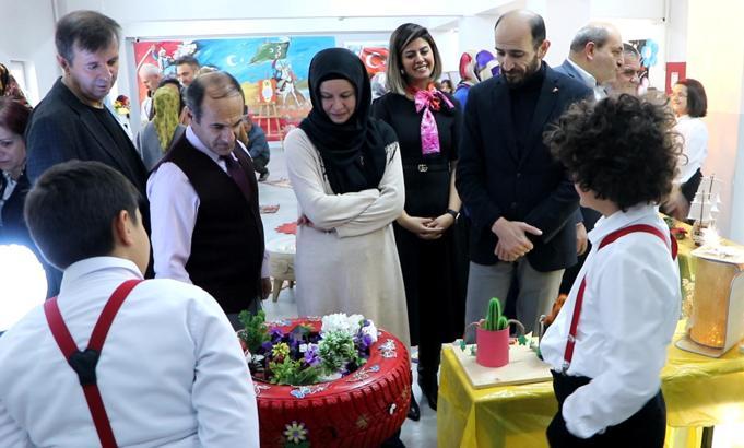 4’üncü sınıf öğrencileri dönüşüme dikkat çekti; pet bardaklar kardan adam, lavabo boruları bisiklet oldu / Ek fotoğraflar