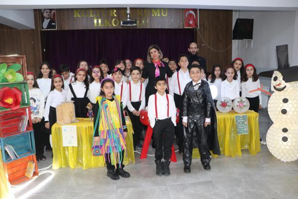 4’üncü sınıf öğrencileri dönüşüme dikkat çekti; pet bardaklar kardan adam, lavabo boruları bisiklet oldu