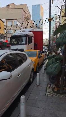 İstanbul - Kağıthane’de manevra yapan TIR 3 araca çarpıp caddeyi birbirine kattı