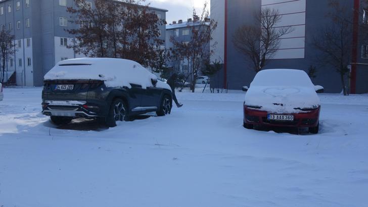 Bitlis merkez ve Güroymak ilçesinde köy okulları ve taşımalı eğitime kar tatili (2)
