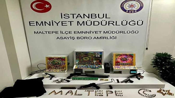 Maltepe’de 2 eve düzenlenen operasyonda çok sayıda silah ele geçirildi