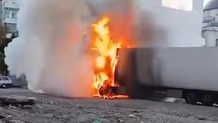 Şanlıurfa'da park halindeki TIR yandı