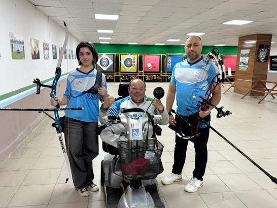 Bedensel engelli okçuluk antrenörü, milli takıma sporcu yetiştiriyor