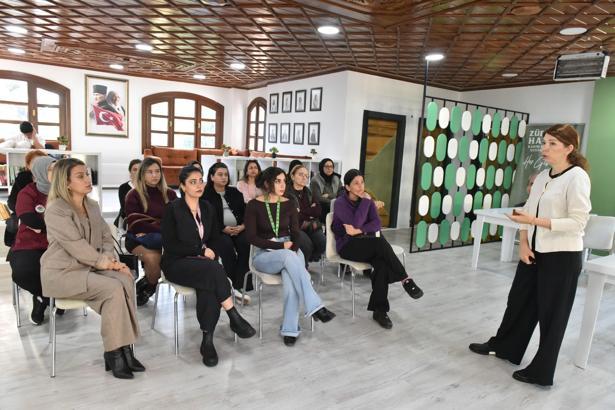 Zübeyde Hanım Kadın Eğitim ve Sosyal Tesisi'nde kadın sağlığı konuşuldu