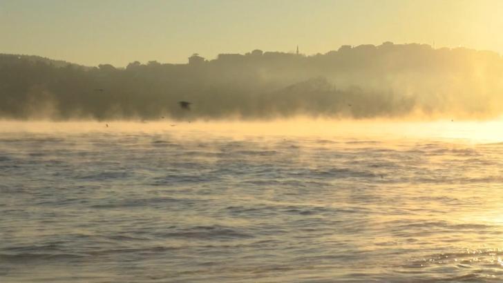 İstanbul- İstanbul Boğazı'nda denizden buhar yükseldi