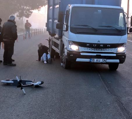 Devrilen skuterin sürücüsünün ayağının üzerinden kamyonet geçti