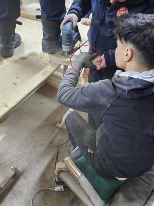 Eline çaktığı ahşap parçasıyla hastaneye kaldırıldı