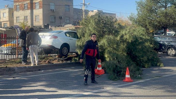 Diyarbakır’da otomobil ve cip çarpıştı; 1’i ağır, 3 yaralı