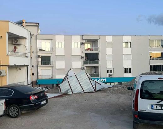 Mut'ta gece çıkan fırtına çatı uçurdu