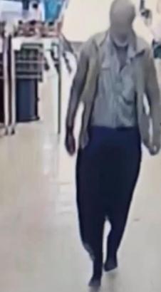 Çamurlu ayakkabısını çıkarıp, çorapla markette alışveriş yaptı