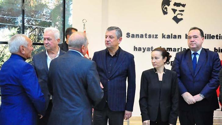 Özgür Özel, Gülşah Durbay'ın ailesi ile birlikte taziyeleri kabul ediyor