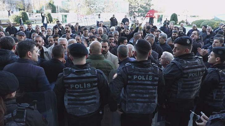 Sarıyer'de günü değiştirilen semt pazarının esnafı belediye binasının önünde eylem yaptı