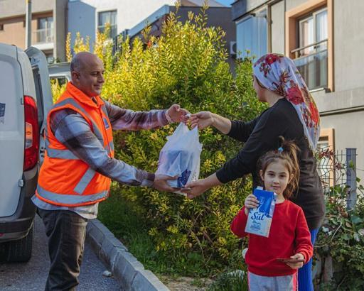 Kuşadası'nda yıl başından bu yara çocuklar için 122 bin 252 litre süt dağıtıldı