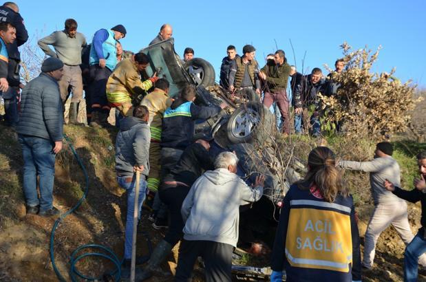 Manisa'da direğe çarpıp, şarampole devrilen otomobilin sürücüsü yaralandı