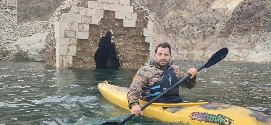 Su altındaki tarihi kaleye kanoyla yolculuk