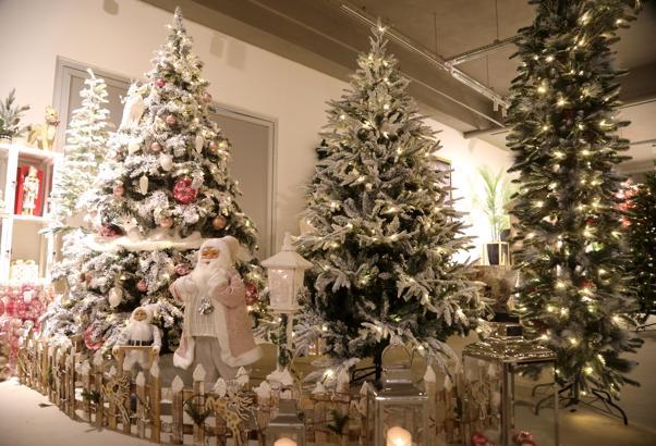 Yılbaşı ağaçlarında hazır süslü ve kompakt modeller ilgi görüyor