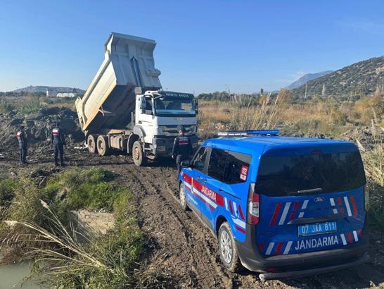 Kaş’ta çay kenarından izinsiz kum alımına müdahale