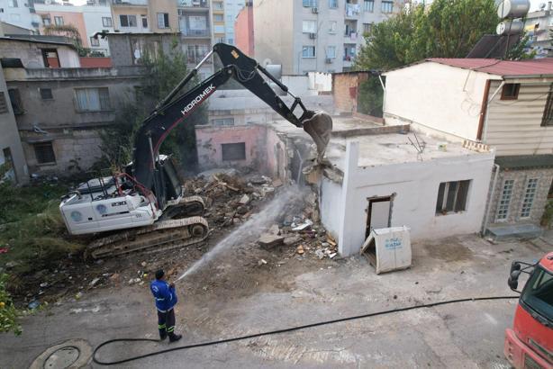 Akdeniz’de ağır hasarlı bina kontrollü şekilde yıkıldı